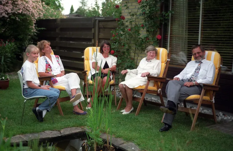 Mette, Signe, Hanne, mormor and Ole in the Svendsen garden