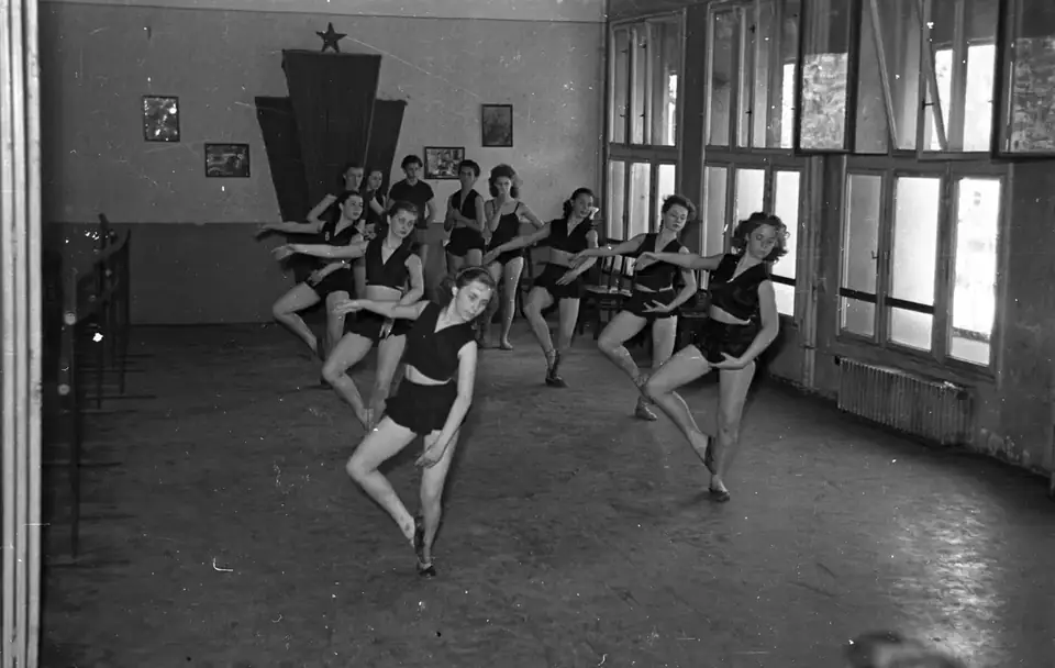 Dancing together · 1954